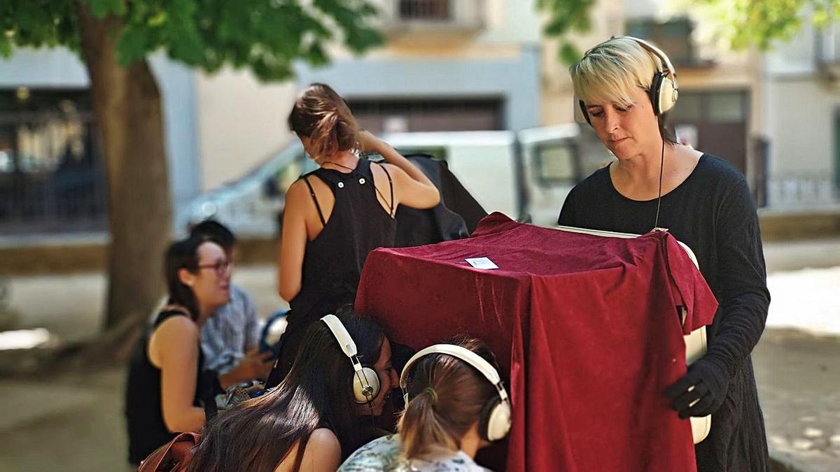 Dos personas disfrutan de una representación de teatro en miniatura.