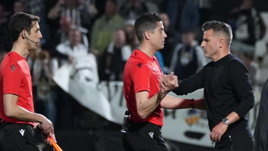 El trío arbitral abandona el terreno de juego tras el encuentro.