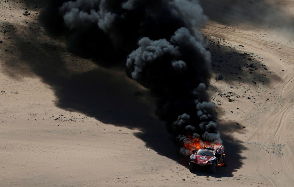 Dakar 2020: El espectacular incendio de un coche en pleno desierto