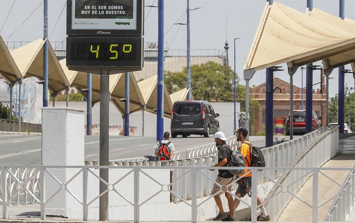 Un termómetro marca 45 grados en Sevilla.