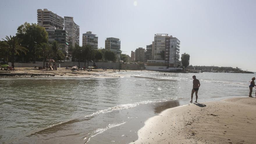 La playa de la Albufereta es la que más afectada se ha visto por las lluvias en Alicante