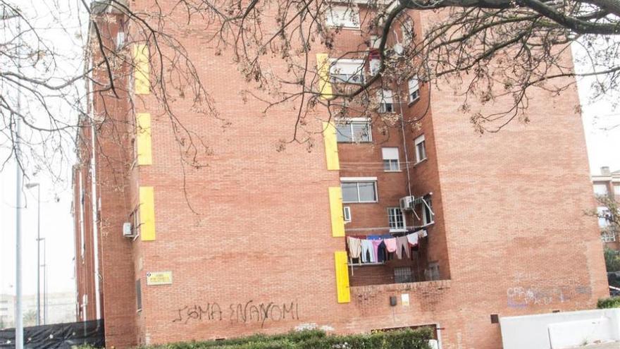 La grieta del edificio de Suerte de Saavedra en Badajoz obliga a derribar la fachada