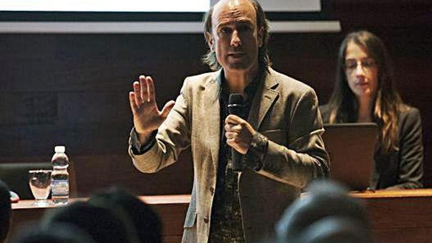 Carlos Núñez durante la presentación de su libro, ayer en el Museo Etnográfico.