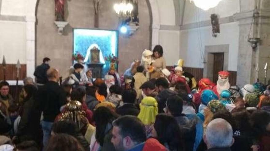 La iglesia de Boal, abarrotada ante la presencia de los Reyes Magos.