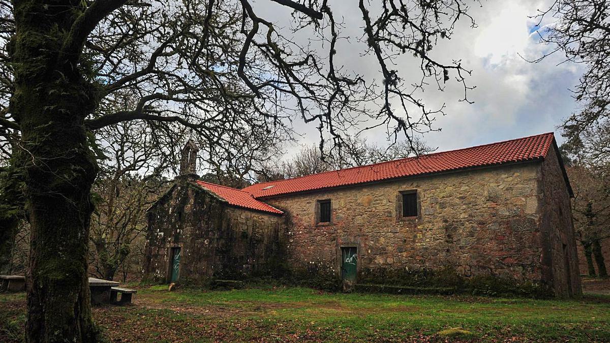 Capilla de San Cibráns en una de las carballeiras de Catoira. |   // IÑAKI ABELLA