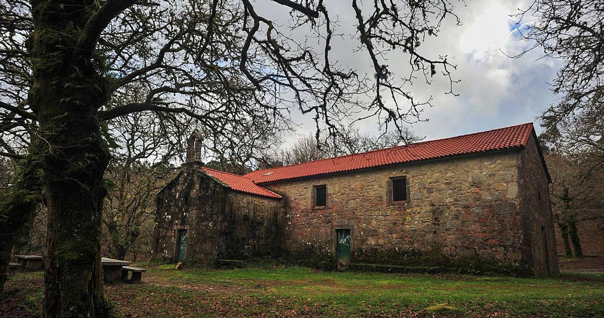 Capilla de San Cibráns en una de las carballeiras de Catoira. | // IÑAKI ABELLA