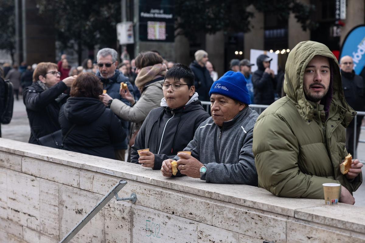En imágenes | EL PERIÓDICO DE ARAGÓN reparte 20.000 raciones de roscón en la plaza del Pilar por San Valero