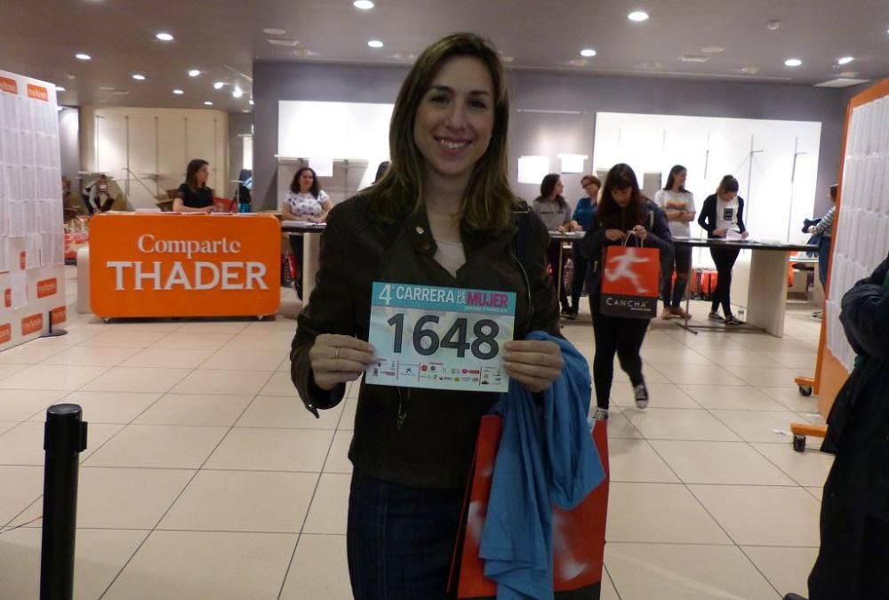 Recogida de dorsales en el Thader para la IV Carrera de la Mujer (Tarde)