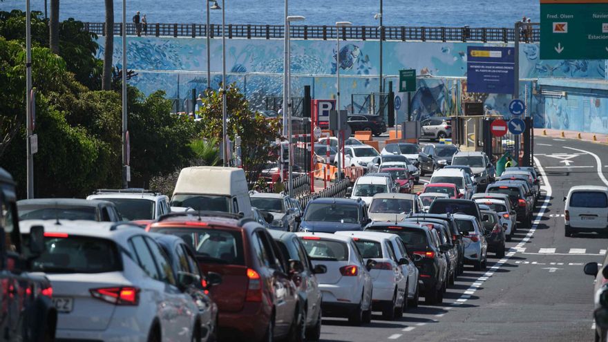 Thousands of travelers saturate the Port of Los Cristianos again