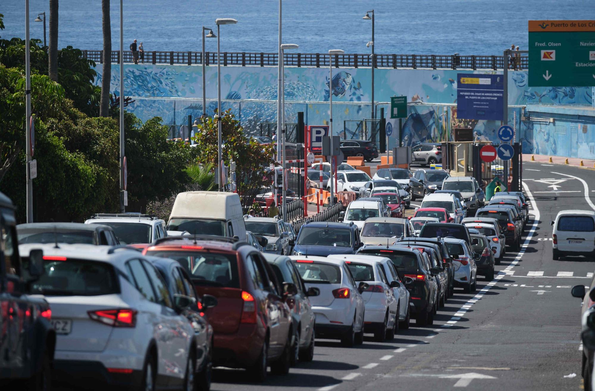 Colas de vehículos en el Puerto de Los Cristianos