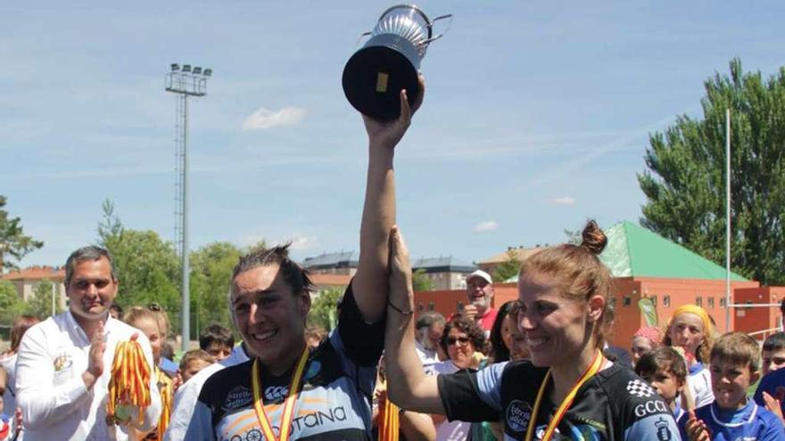 Mónica Castelo y Vanesa Rial recogen la copa de subcampeonas para el CRAT.