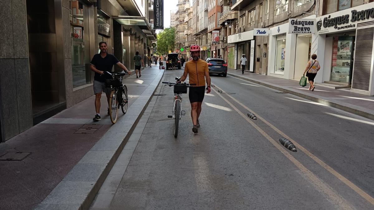 Usuarios de la bicicleta, en la avenida Juan Carlos I de Elche, este martes