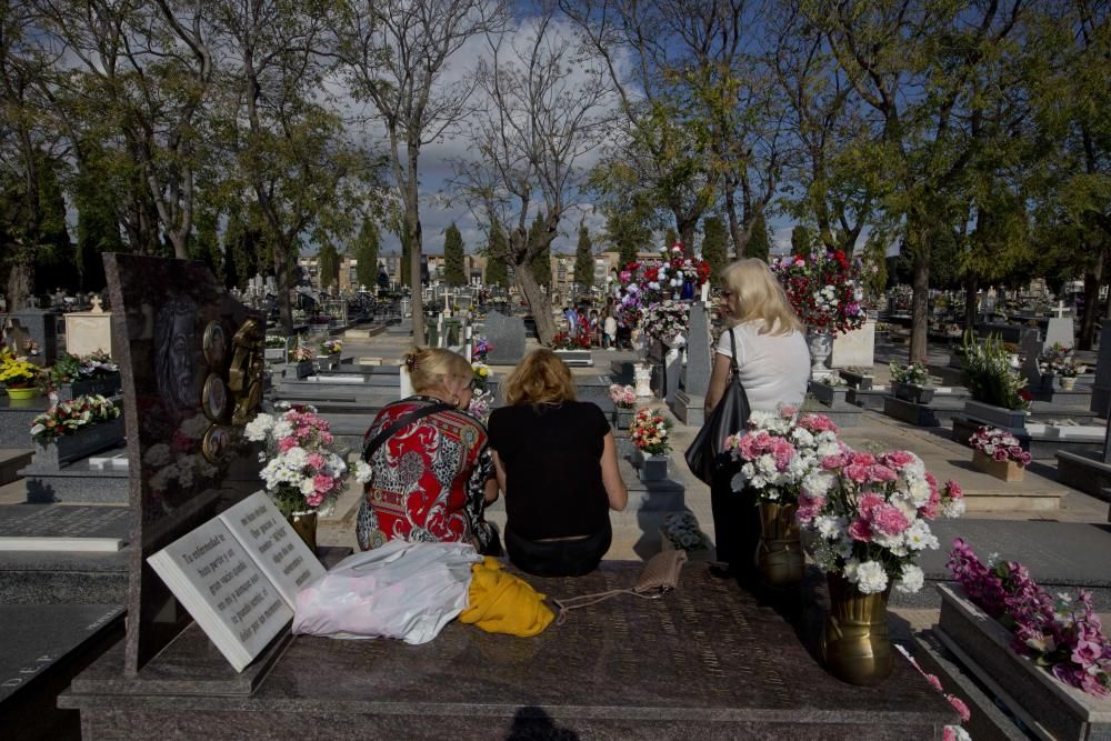 El cementerio de Alicante recibe miles de visitas en el día de los Santos