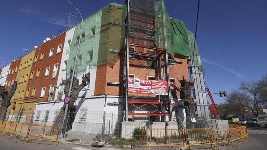 Empiezan a rehabilitar un edificio en ruinas por una avería de Aqualia