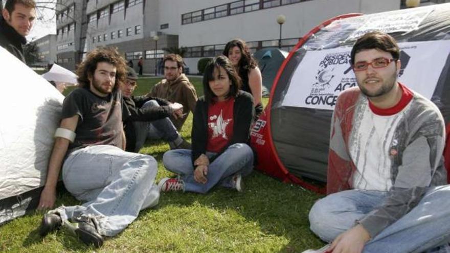 Un grupo de estudiantes acampa en la Universidad en 2010 para exigir una residencia pública. / eduardo vicente