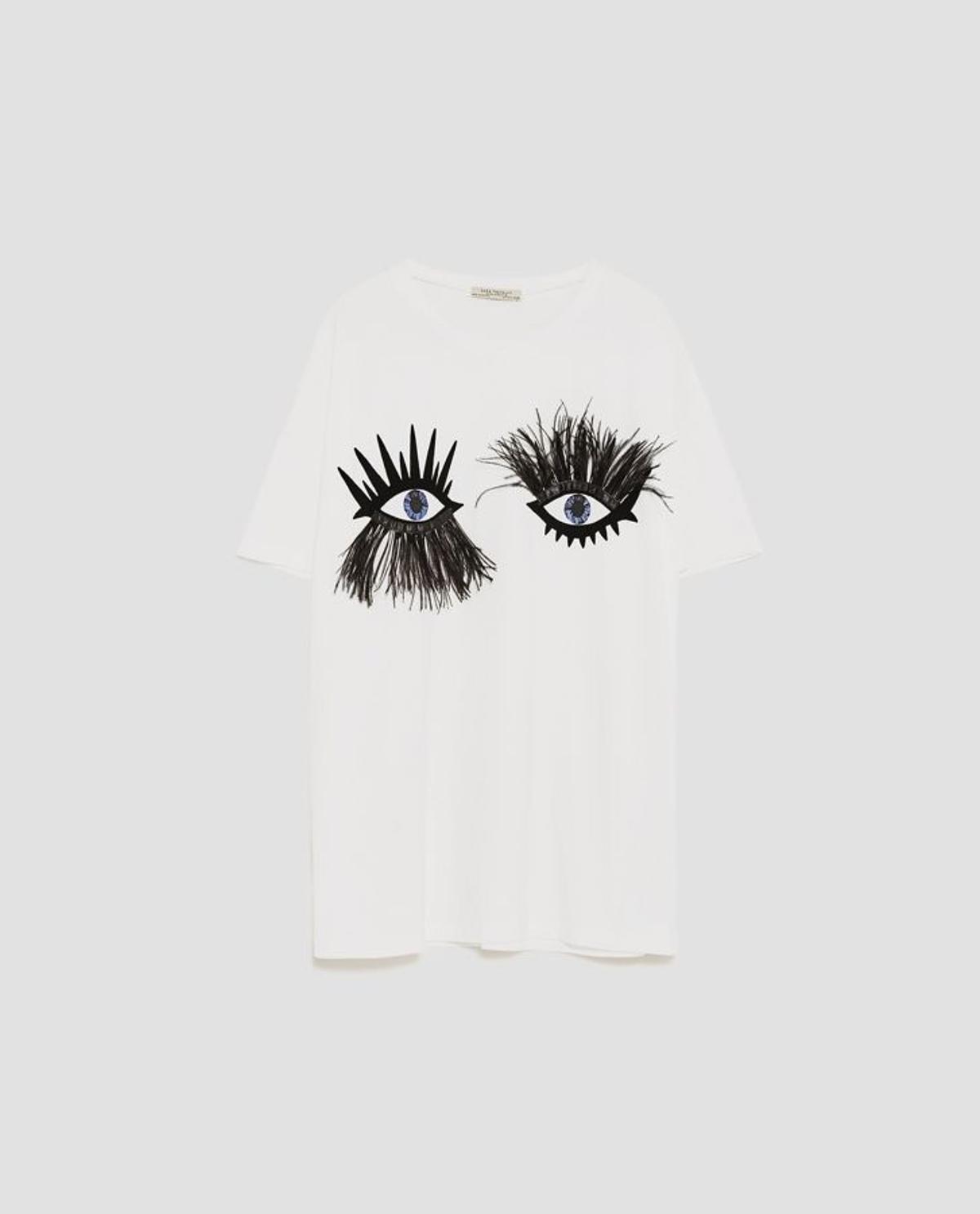 Camiseta con detalle de plumas, de Zara