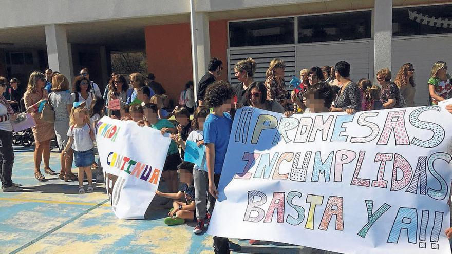 Reivindicación de las familias en el patio del colegio El Faro, del distrito de la Playa de San Juan, a favor de que se implanten el curso que viene los nuevos horarios