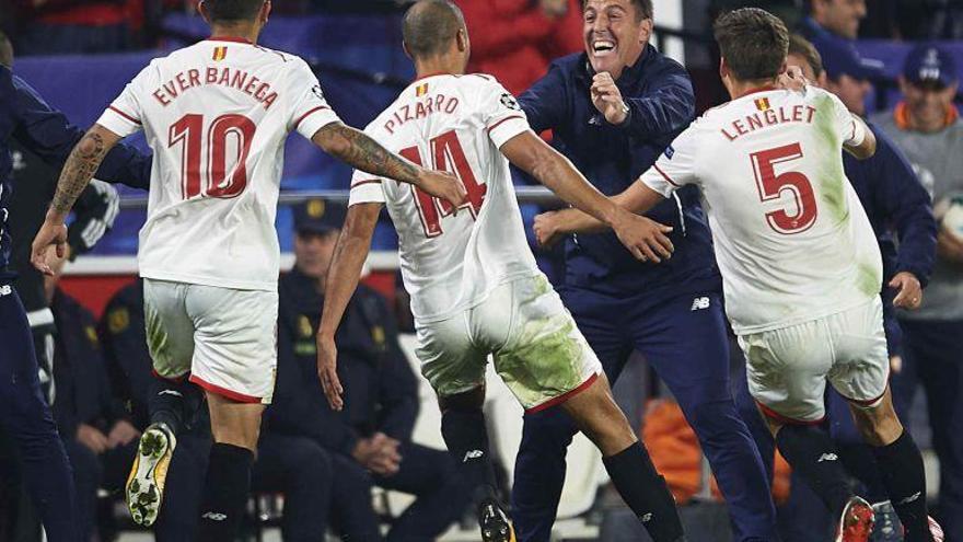 Los jugadores del Sevilla se abrazan con Berizzo tras el empate de ayer ante el Liverpool. // Matthew Childs