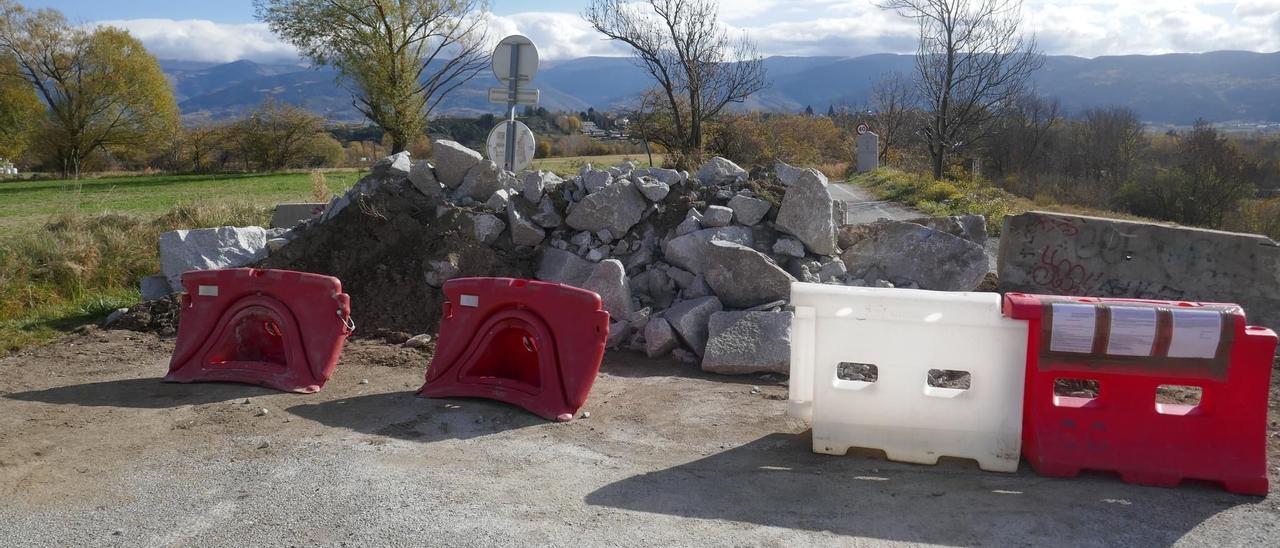 El pas fronterer de la VInyola tallat amb terra, roques i pilones de trànsit