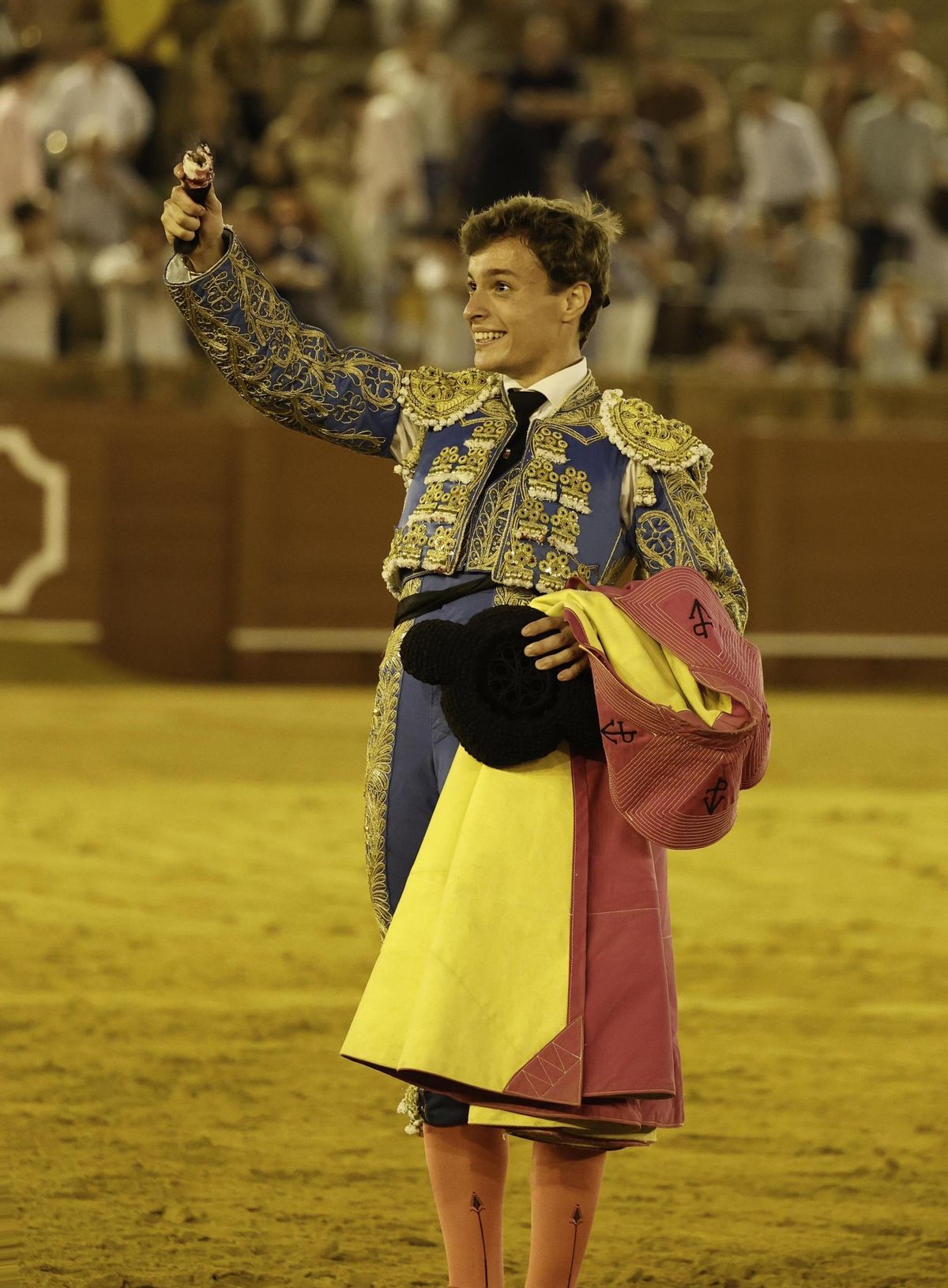 El novillero sevillano Javier Torres ‘Bombita’ muestra la oreja conseguida esta pasada noche en la Maestranza de Sevilla.