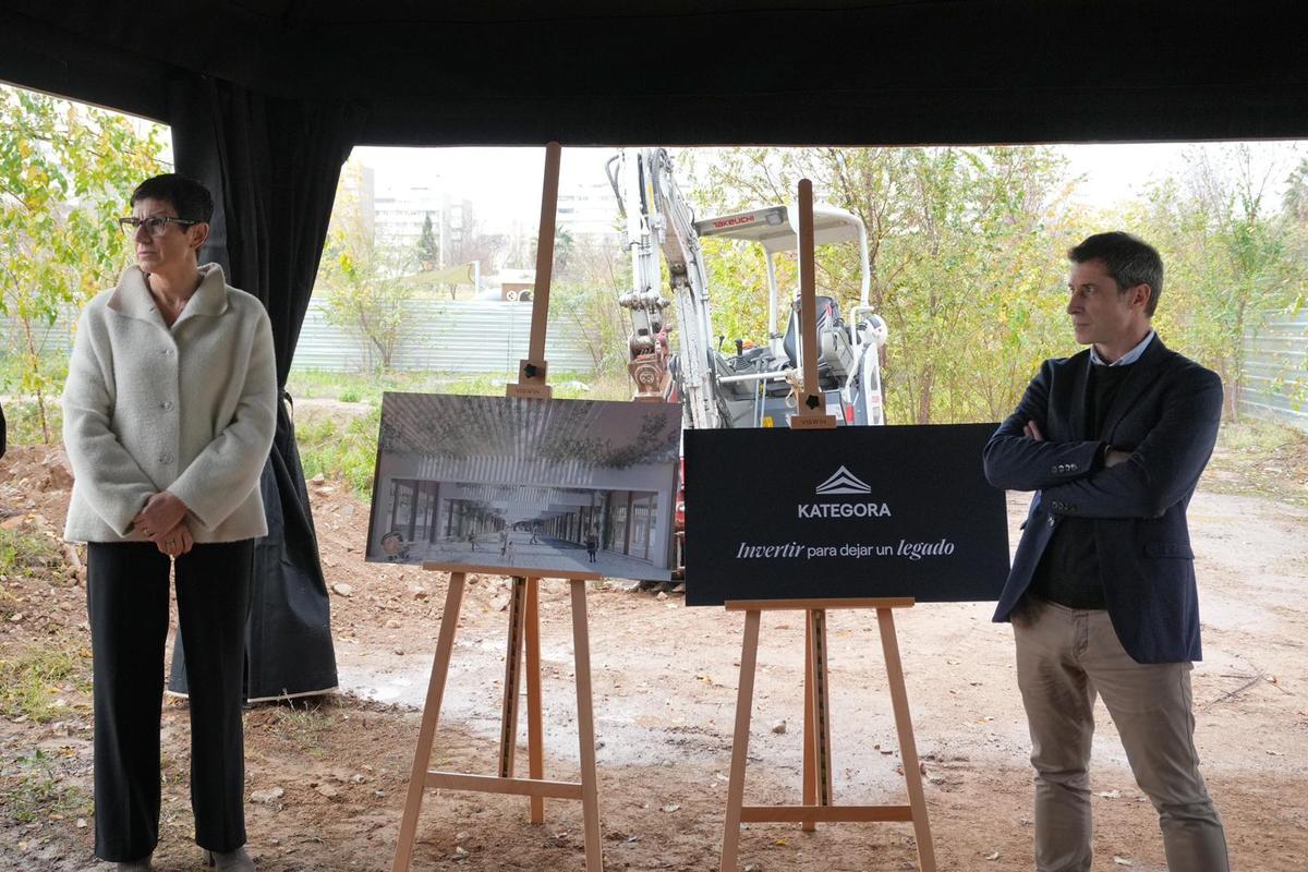 La alcaldesa de Sant Adrià, Filo Cañete, y el director de desarrollo de Kategora, Eneko Balda, durante el acto en que se colocó la primera piedra del futuro complejo de La Catalana.