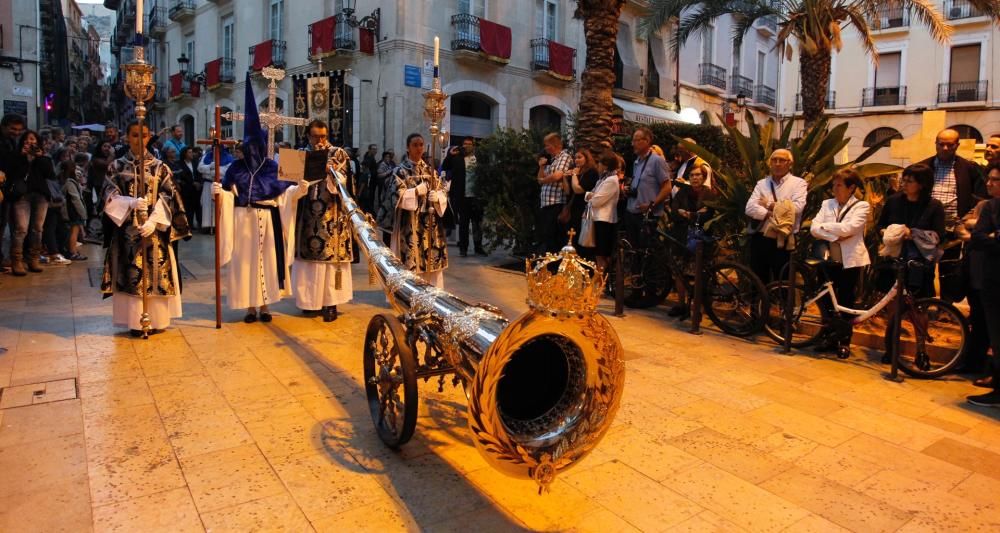 Las procesiones del Viernes Santo emocionan a miles de alicantinos