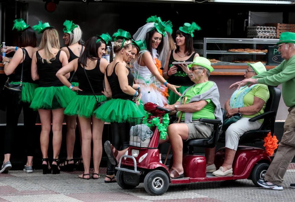 Las calles de la zona de pubs ingleses se tiñen de una marea verde que, como es tradición, conmemora esta fiesta irlandesa por todo lo alto