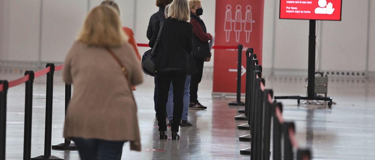 Varias personas esperando su turno para vacunarse en IFA, en una imagen del pasado mes de mayo. | ANTONIO AMORÓS