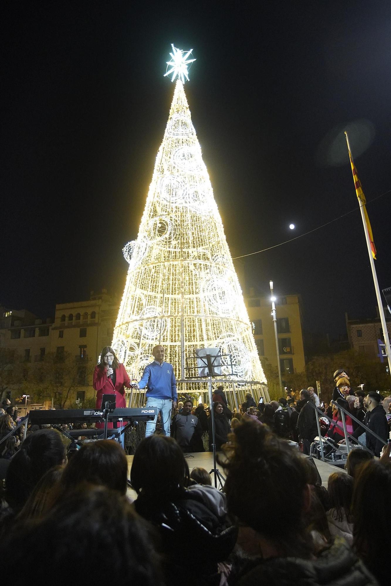 Galeria d'imatges: La tradicional encesa de l’arbre de Nadal de la plaça Catalunya acapara l’expectació de grans i petits