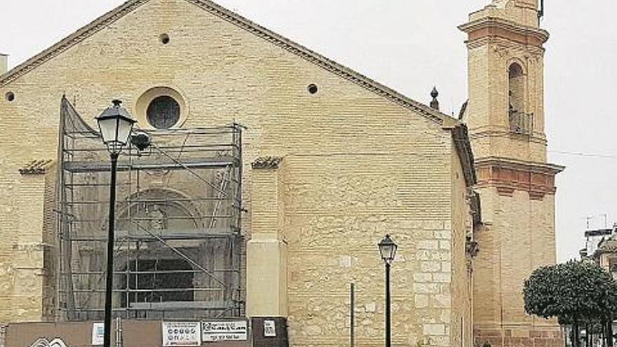 El Consistorio de Lucena iluminará la iglesia de Santiago y el muro de El Carmen