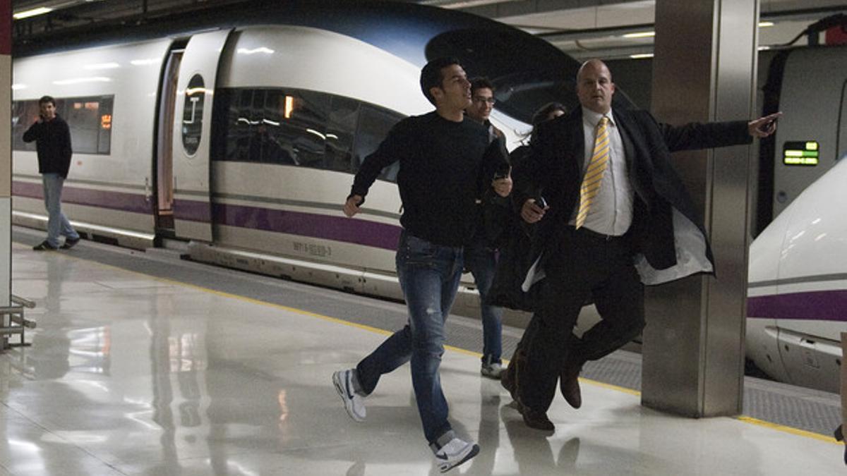 Pedro corre para llegar a tiempo al AVE destino Pamplona.