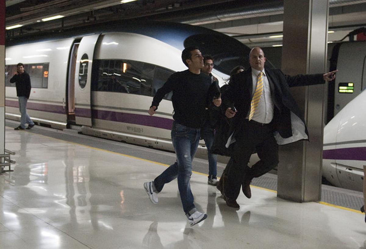 Pedro corre per arribar a temps a l’AVE destinació Pamplona. Pedro corre per arribar a temps a l’AVE destinació Pamplona.
