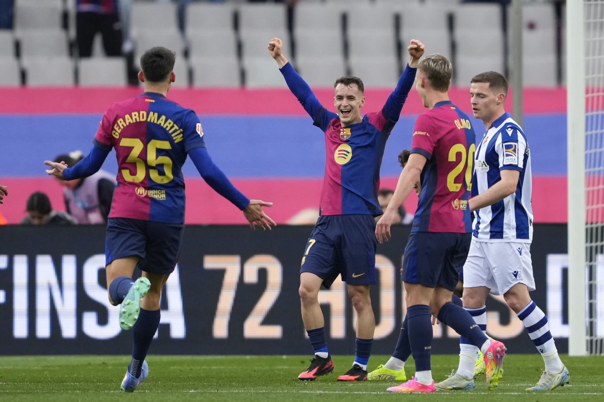 El centrocampista del FC Barcelona Marc Casadó (c) celebra con sus compañeros tras marcar el 2-0 durante el partido de LaLiga EA Sports entre FC Barcelona y Real Sociedad, este domingo en el estadio Olímpico de Montjuic de Barcelona. EFE/ Alejandro García. (Barcelona) (real Sociedad)