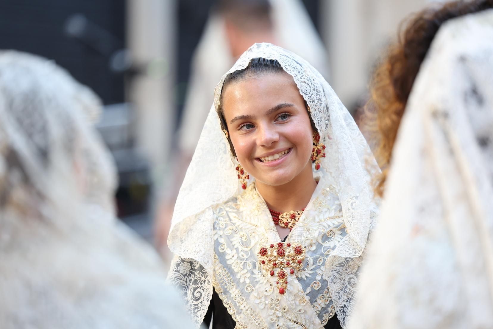 Berta y la corte completan la Ofrenda de Alicante