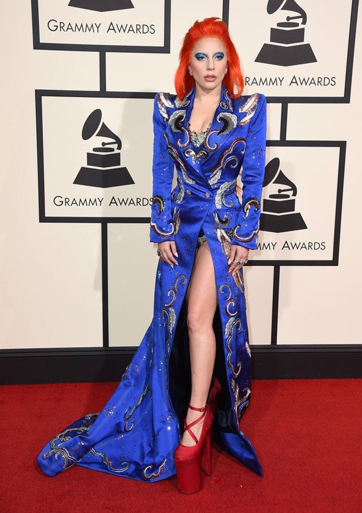 Lady Gaga, de Marc Jacobs, en la alfombra roja de la 58 Edición de los Grammy.