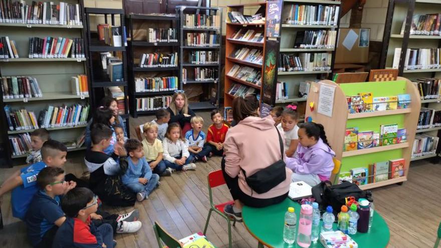 Los alumnos del colegio conocen la biblioteca