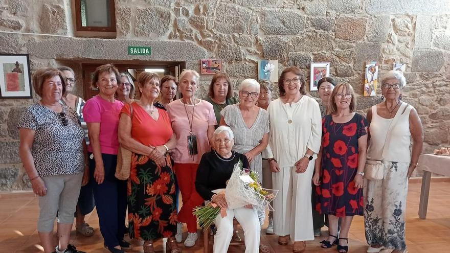 Homenaje de la Asociación Mulleres Rurais de Coiro a la maestra Isabel Caramés, de 94 años