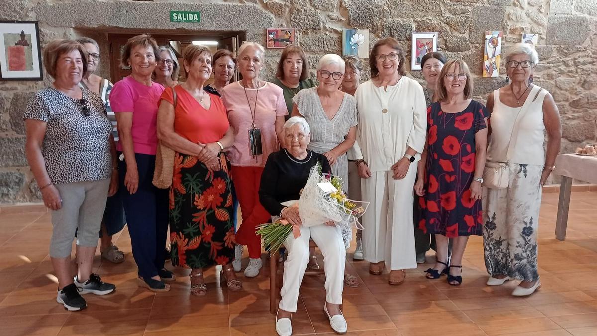 Integrantes de la Asociación Mulleres Rurais de Coiro con la antigua maestra Isabel Caramés Bouzán, en el centro, de 94 años de edad.