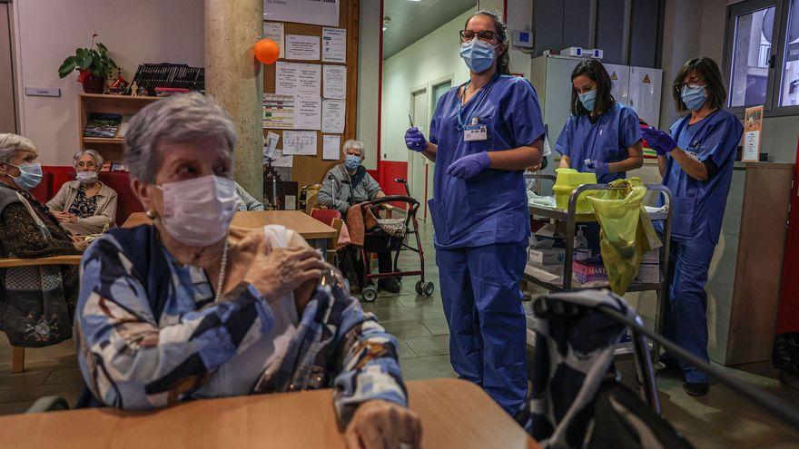 Primera vacunación en una residencia de Barcelona.