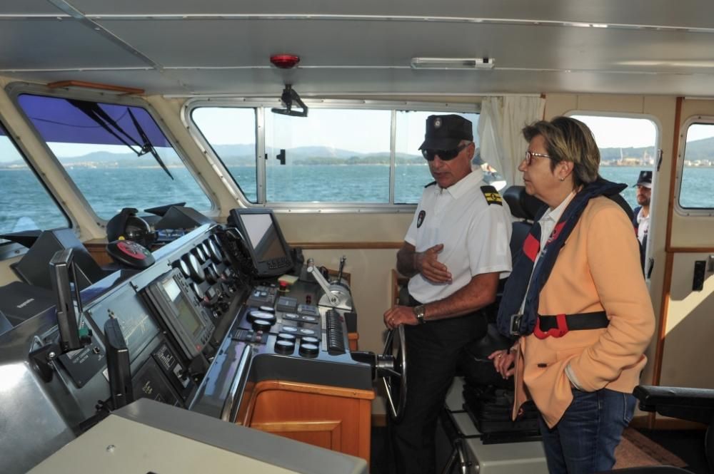 La conselleira do Mar, Rosa Quintana, participa en un operativo contra el furtivismo en Vilagarcía