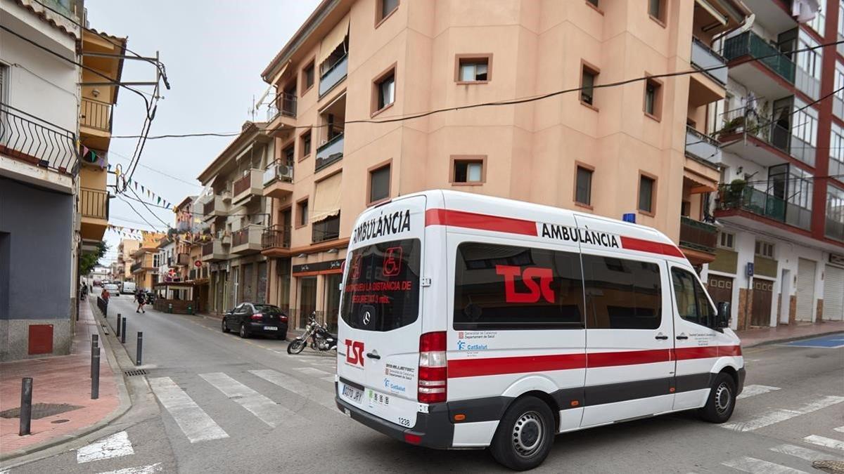 Una ambulancia en la calle de Sant Feliu de Guíxols donde un hombre atacó a una mujer y a su hija el 29 de junio del 2020