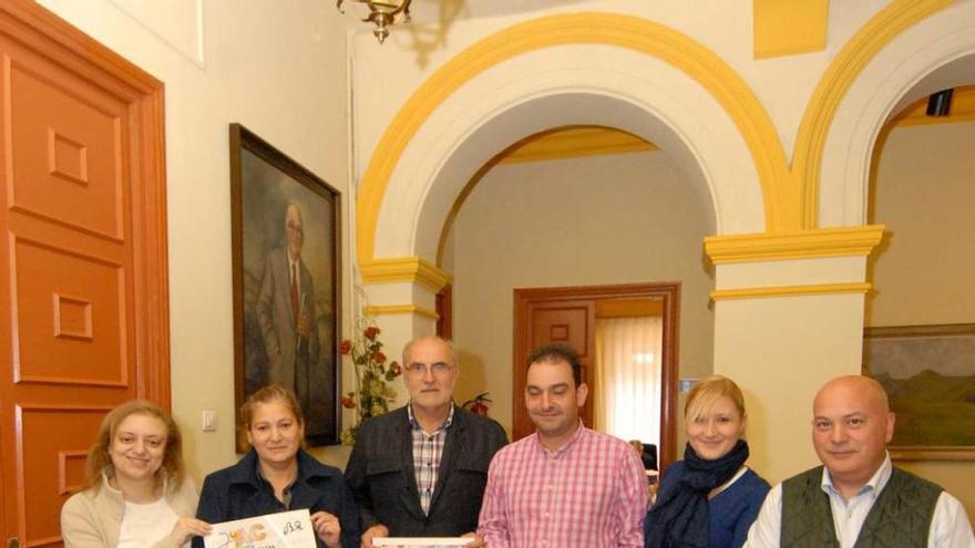 Celia Llaneza, Gloria Muñoz, Luis Antonio García Pardo, Manuel Ángel Álvarez, Diana López y Rogelio Muñiz, con los careteles de la charla.