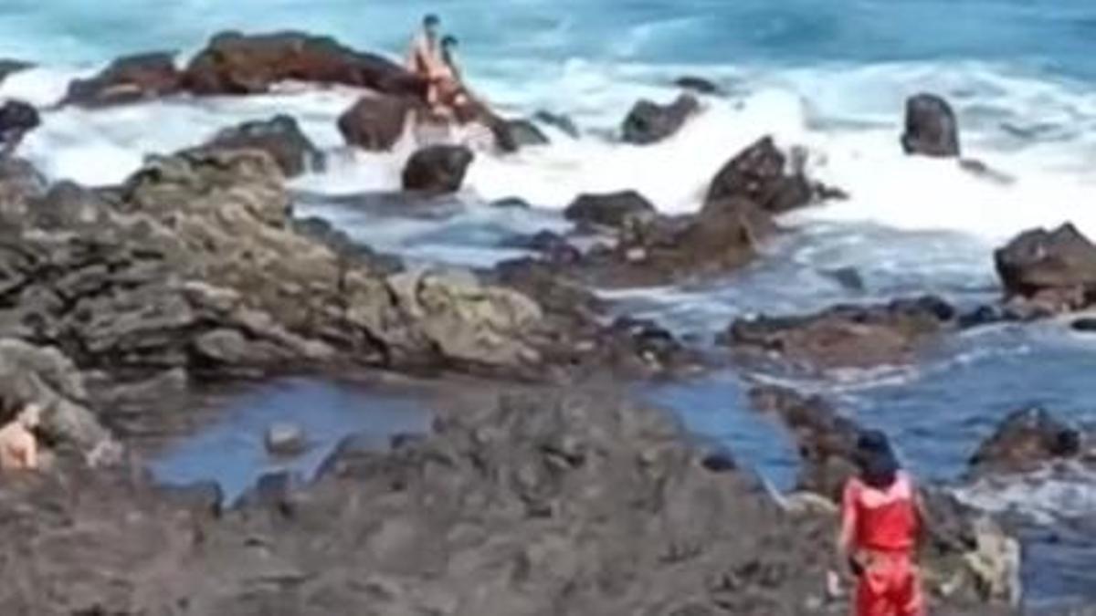 La peligrosa imprudencia de unos jóvenes ante el fuerte oleaje en Canarias: un socorrista tiene que intervenir