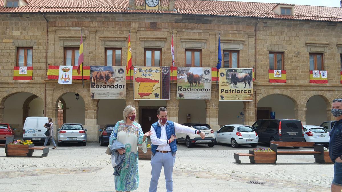 La Plaza Mayor luce los carteles de otros toros enmaromados y los emblemas de las peñas. / E. P.