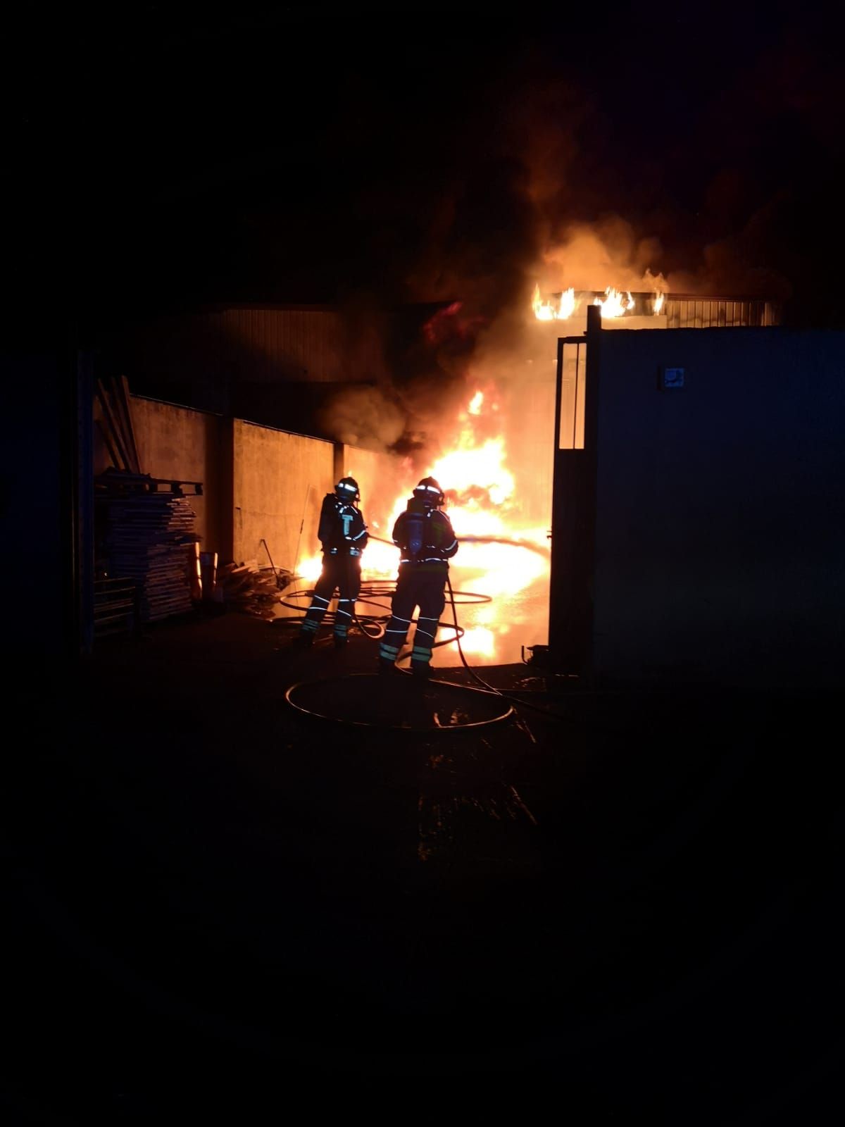 Un incendi crema la nau de Rieju de Vilamalla i calcina multitud de motos elèctriques