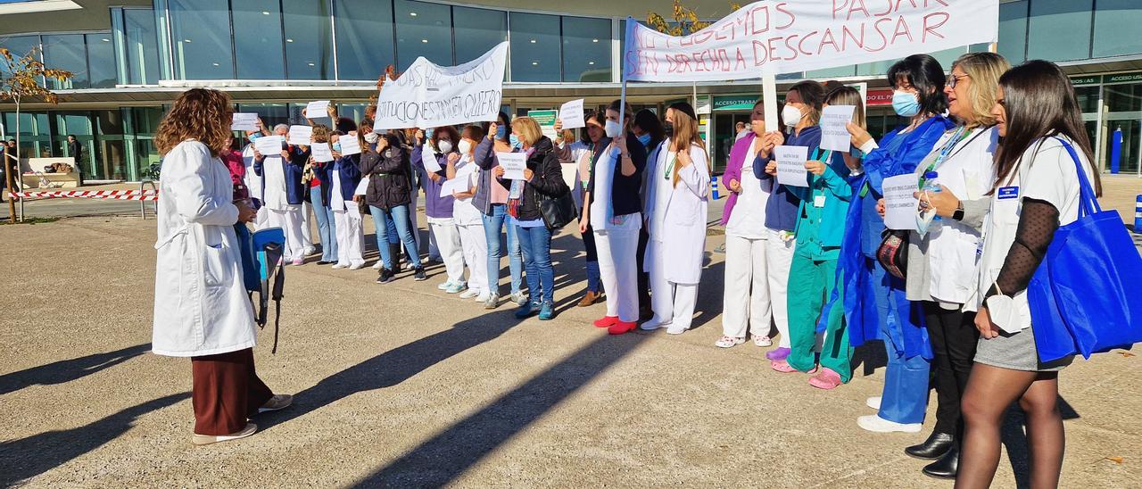 Imagen de la protesta del personal del área de Enfermería de Cáceres, este jueves, ante la incertidumbre por las libranzas de Navidad.