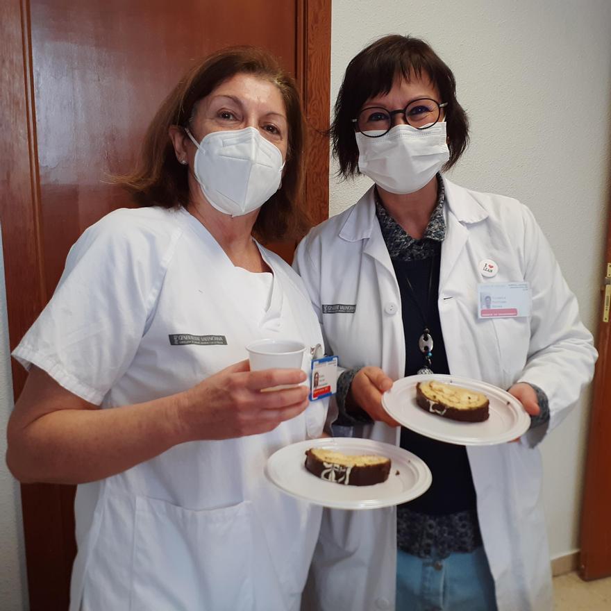 María Elena Ferrer con la gerente del Departamento de Salud de Elda, Vicenta Tortosa, en la despedida con tarta.