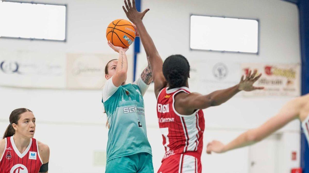 Fingall trata de taponar un tiro a Conner en el duelo ante el Estepona