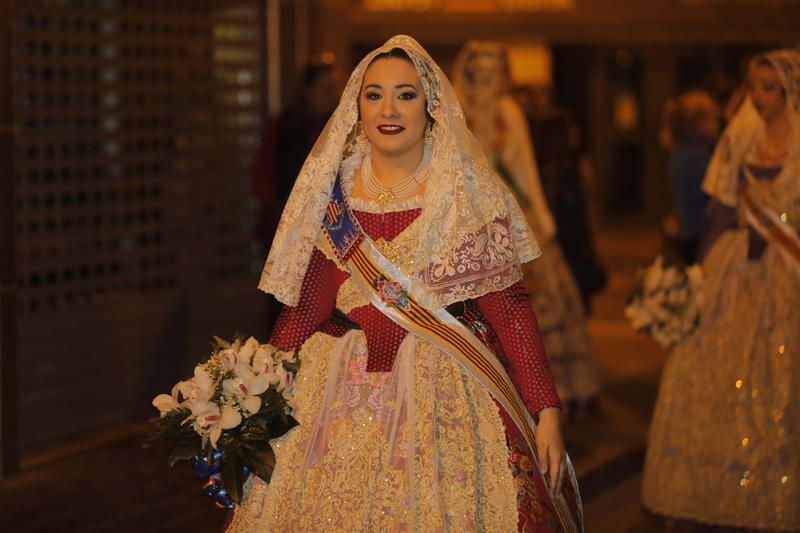 Marina Civera y su corte de honor en la Ofrenda de las Fallas 2019.