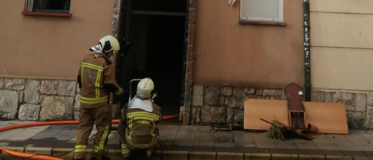 Bomberos en el lugar del incendio.